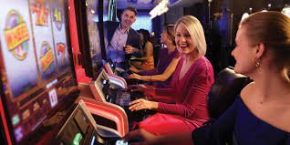 Panel promosi sambutan Mega Wheel dengan bonus dan persyaratan taruhan